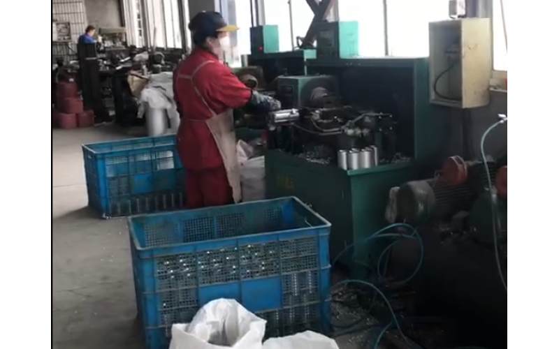 走訪客戶使用大孔徑自動儀表車床現(xiàn)場